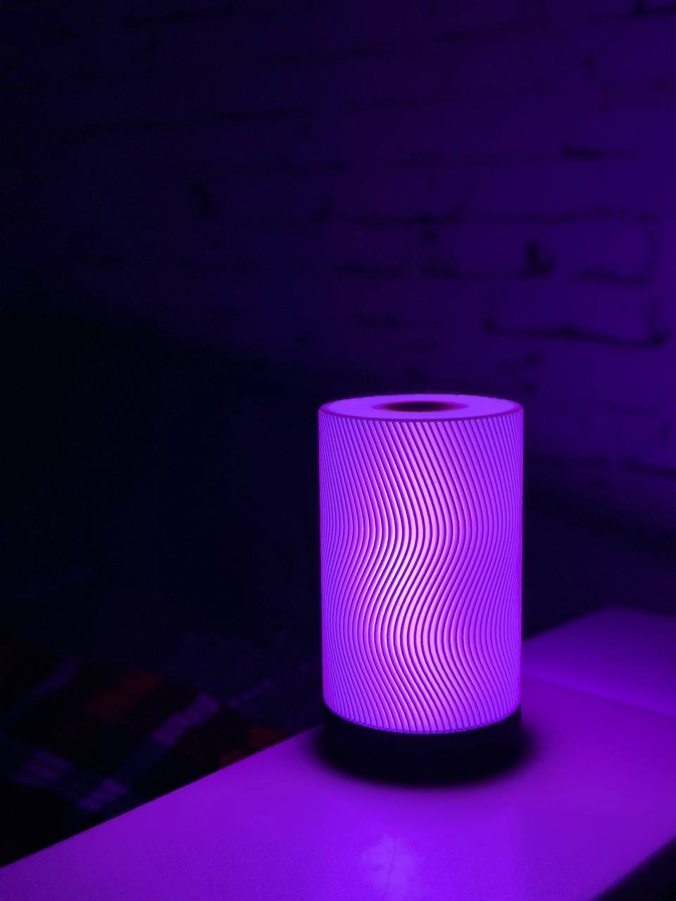 Лампа Senti у спальні з мʼяким вечірнім світлом