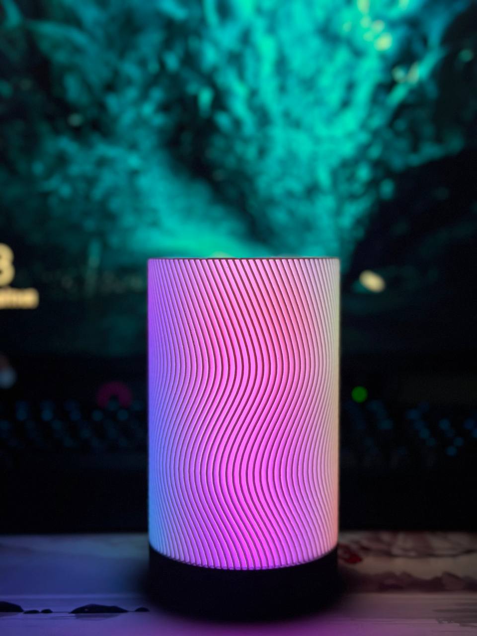 Лампа Senti зі зміною кольорів у вечірньому інтерʼєрі