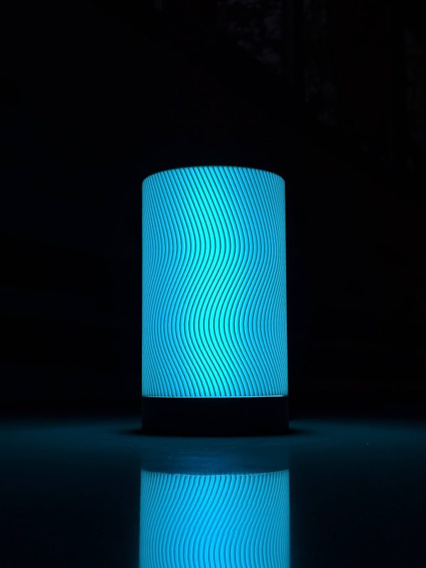 Лампа Senti у теплому вечірньому інтерʼєрі