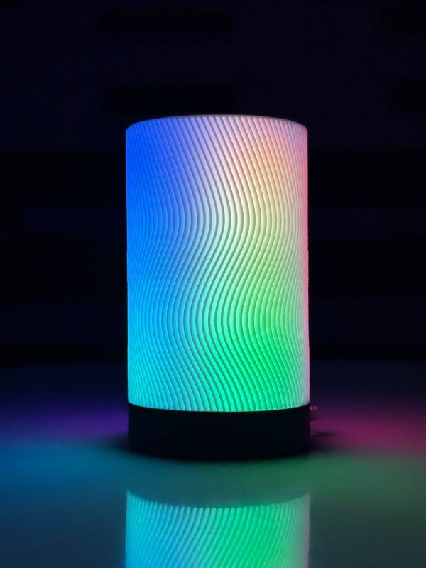 Інтерʼєр з лампою Senti та атмосферним кольоровим світлом